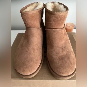 **NWOB** WOMEN’S UGG MINI CHESTNUT BOOTS SZ 8